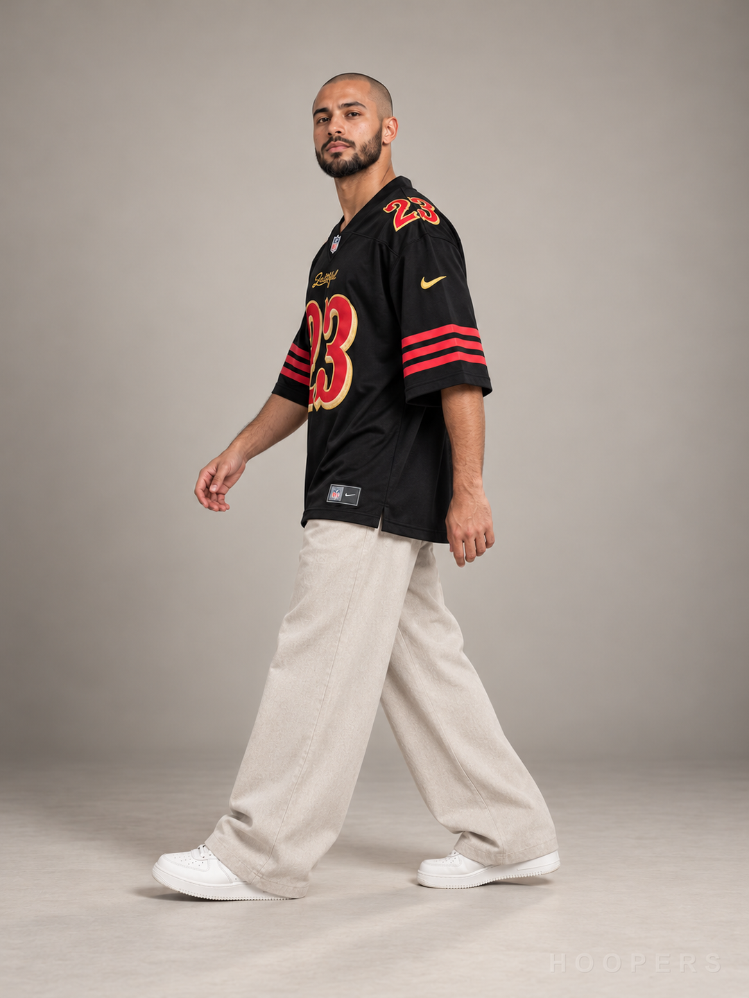 חולצת NFL אוברסייז סן פרנסיסקו 49ers – כריסטיאן מקאפרי 23 (שחור) – זווית