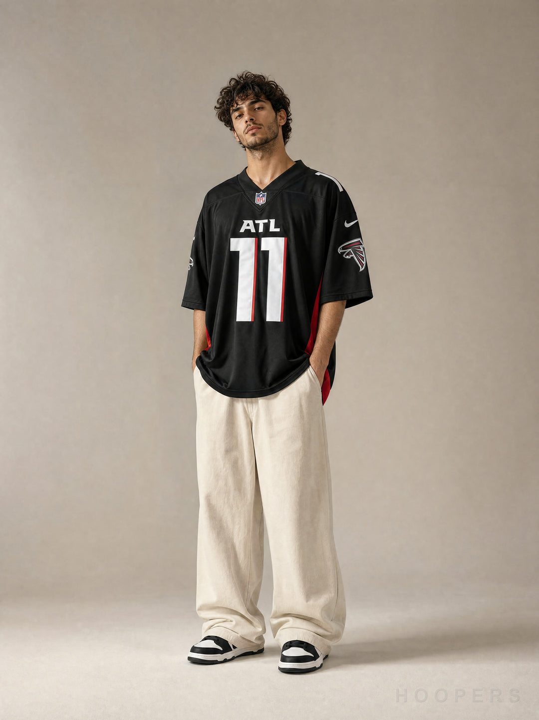 חולצת NFL אוברסייז אטלנטה פלקונס 11 שחור עם פאנל אדום - מבט חזית על דוגמן