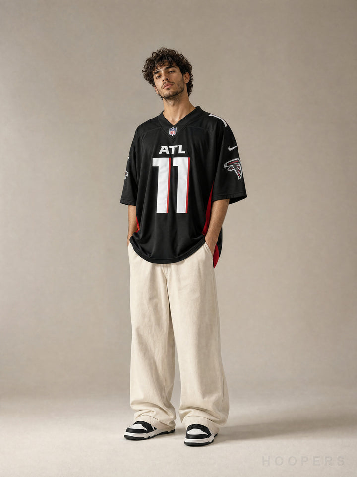 חולצת NFL אוברסייז אטלנטה פלקונס 11 שחור עם פאנל אדום - מבט חזית על דוגמן