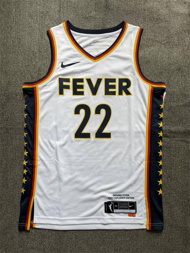 גופיית משחק לבנה קייטלין קלארק