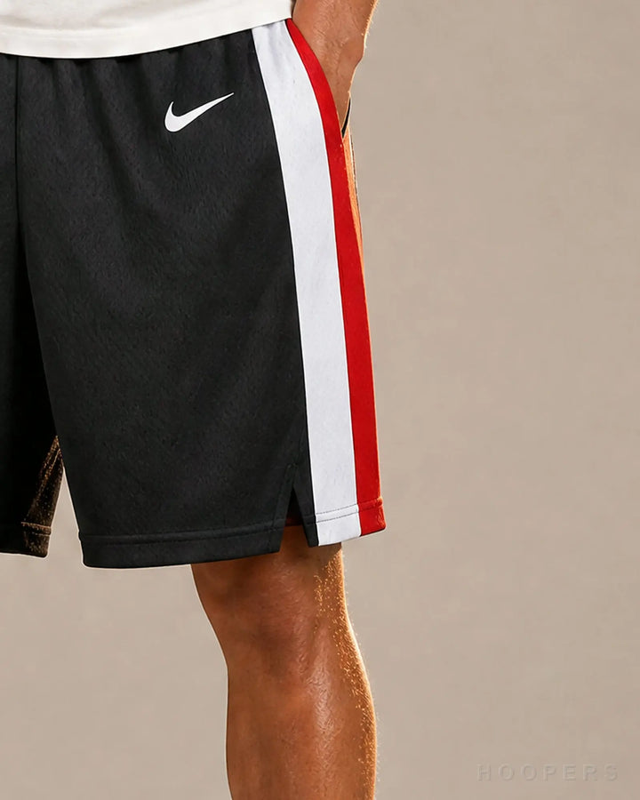 מכנסי NBA פורטלנד Icon שחור HOOPERS - תקריב פס אדום על הדוגמן