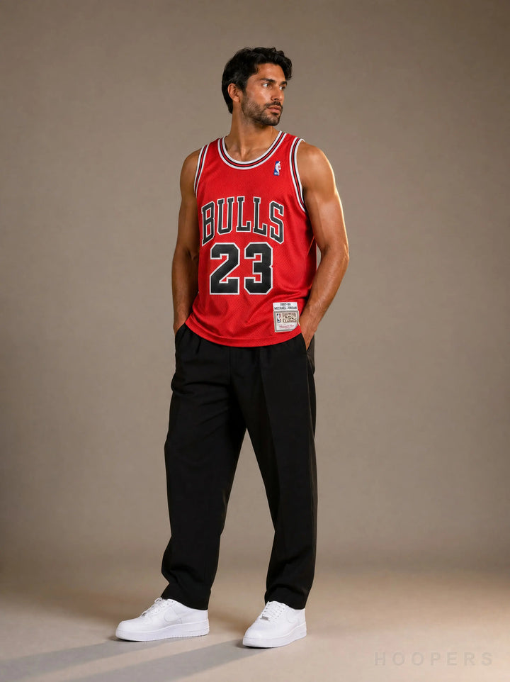 גופיית רטרו שיקגו בולס 1997-98 אדומה HOOPERS - מבט קדמי על דוגמן