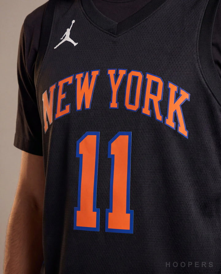 גופיית NBA ברונסון ניקס שחור Statement HOOPERS - תקריב הדפס NEW YORK