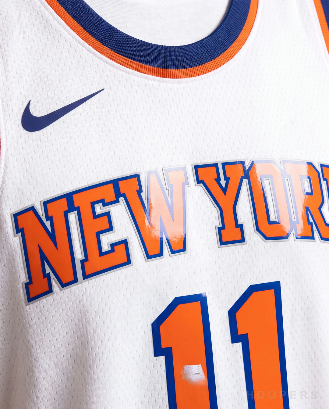 גופיית משחק לבנה ברונסון ניקס HOOPERS - תקריב הדפס NEW YORK