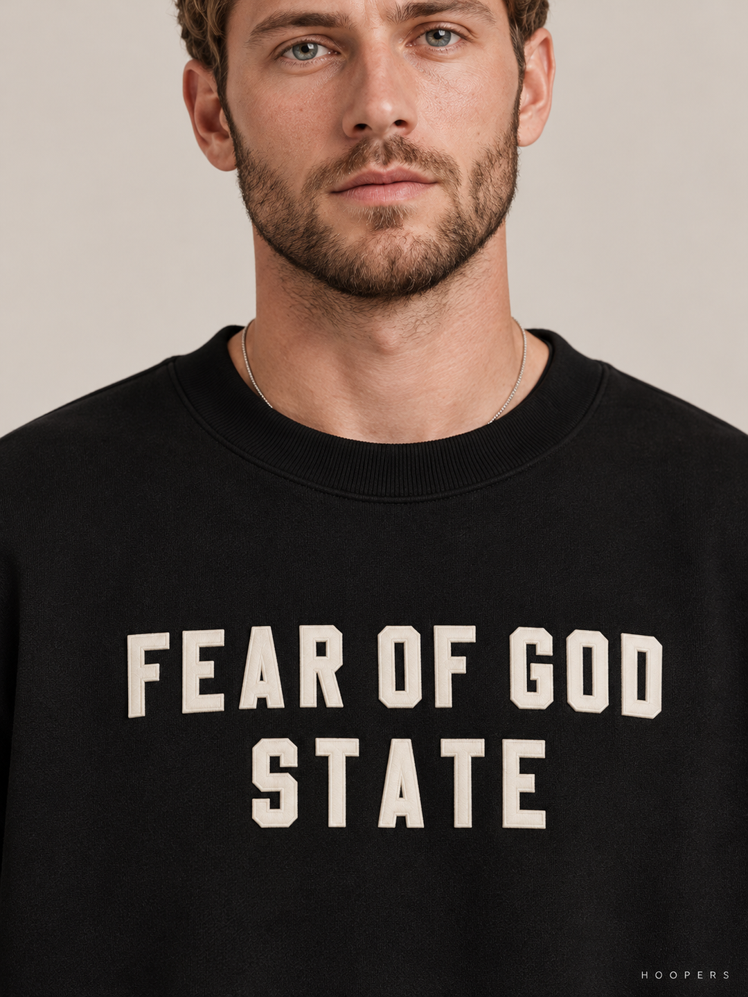 סווטשירט Fear of God Essentials – STATE שחור – תקריב