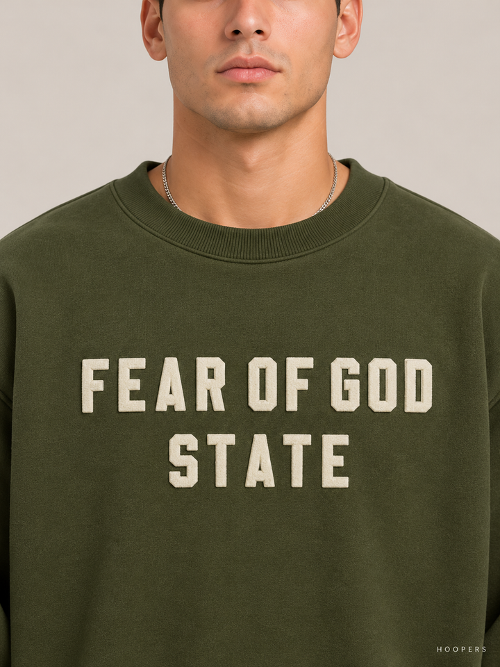 סווטשירט Fear of God Essentials – STATE ירוק זית – תקריב
