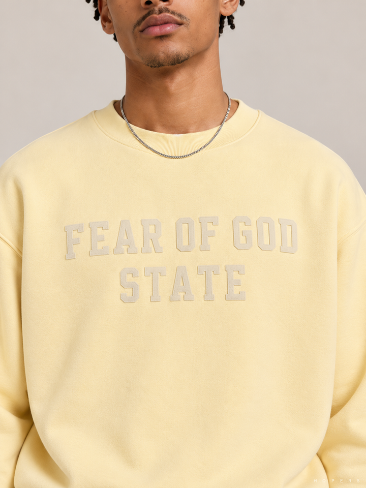 סווטשירט Fear of God Essentials – STATE צהוב חמאה – תקריב