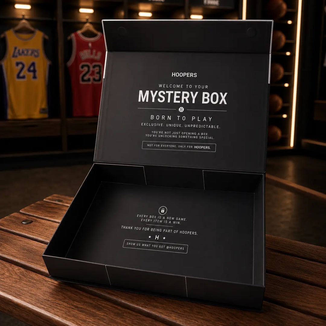 מיסטרי בוקס NBA של HOOPERS – הקופסה פתוחה עם הכיתוב MYSTERY BOX בצד הפנימי של המכסה