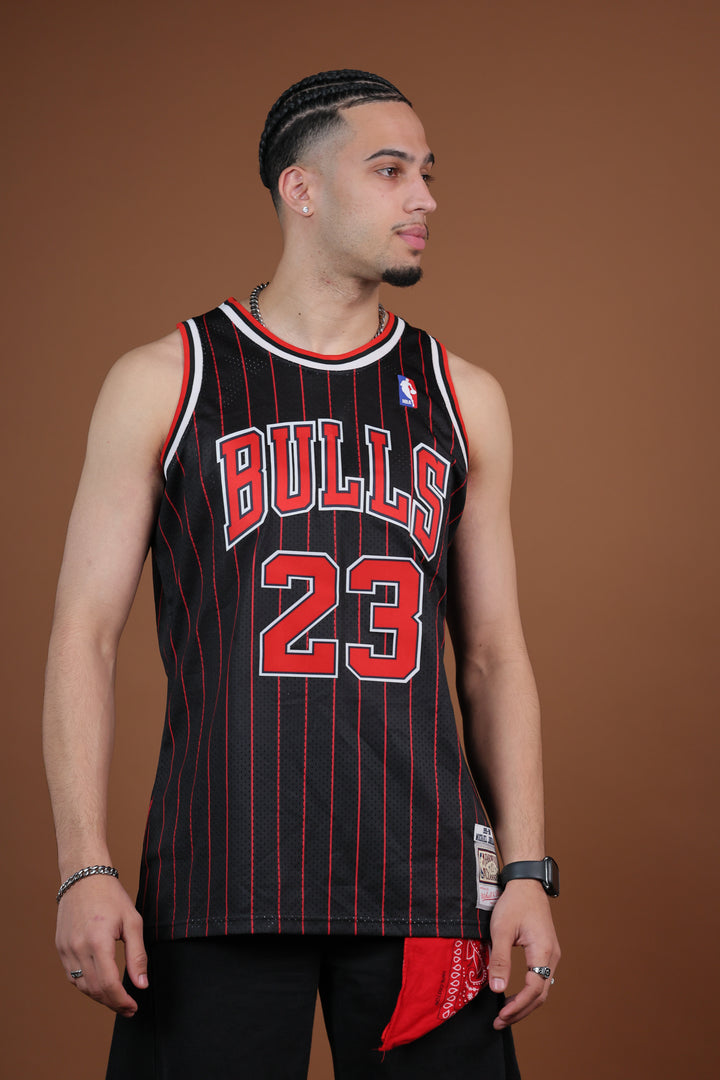 גופיית NBA מייקל ג’ורדן שיקגו בולס – שחור פסים מהדורת רטרו 1995/96 | HOOPERS