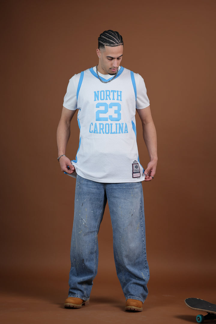 גופיית NBA מייקל ג׳ורדן נורת׳ קרוליינה טאר הילס – לבן תכלת רטרו 1983/84 | HOOPERS