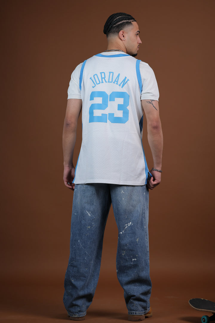 גופיית NBA מייקל ג׳ורדן נורת׳ קרוליינה טאר הילס – לבן תכלת רטרו 1983/84 | HOOPERS