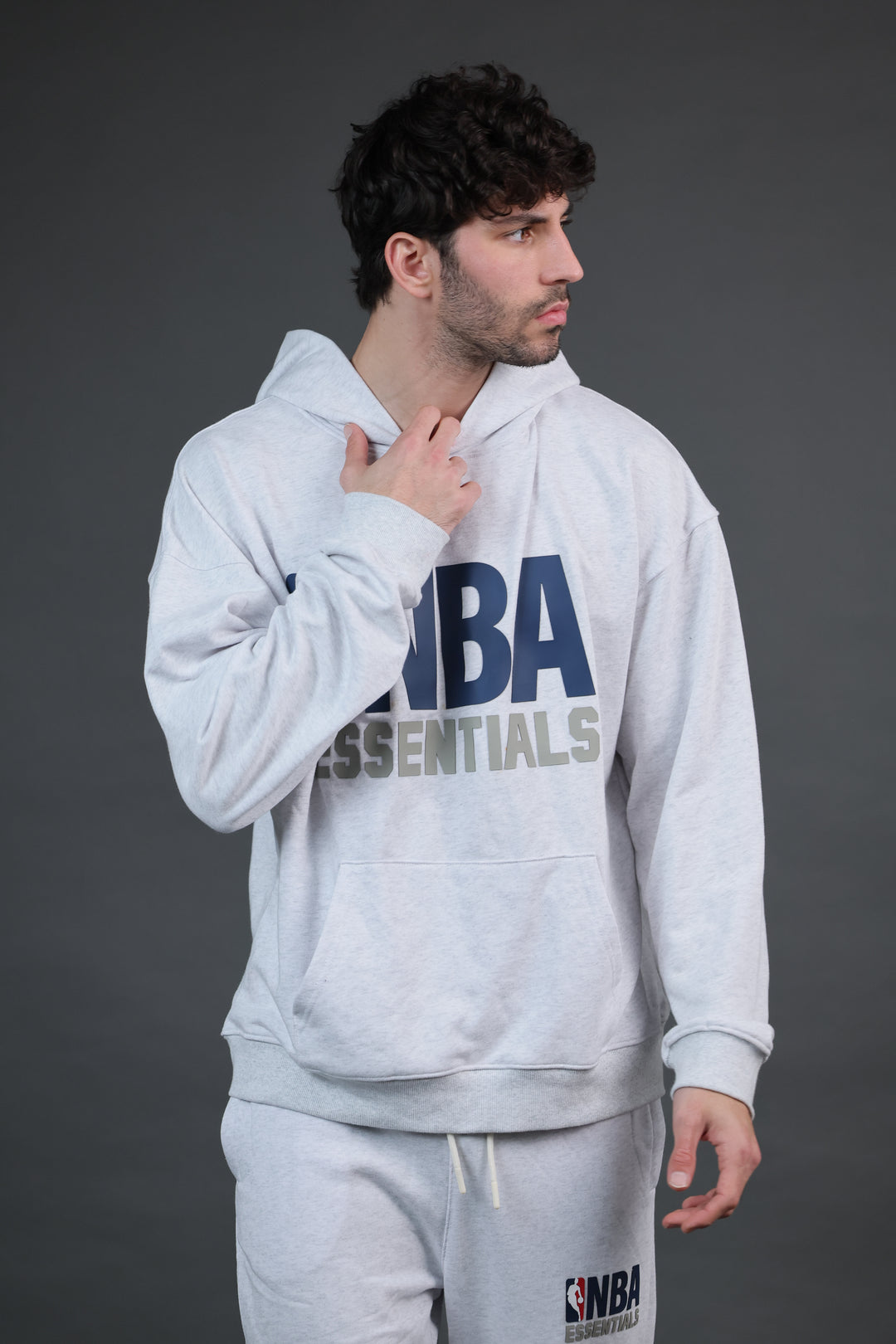 קפוצ’ון NBA Essentials – אפור בהיר Edition | HOOPERS