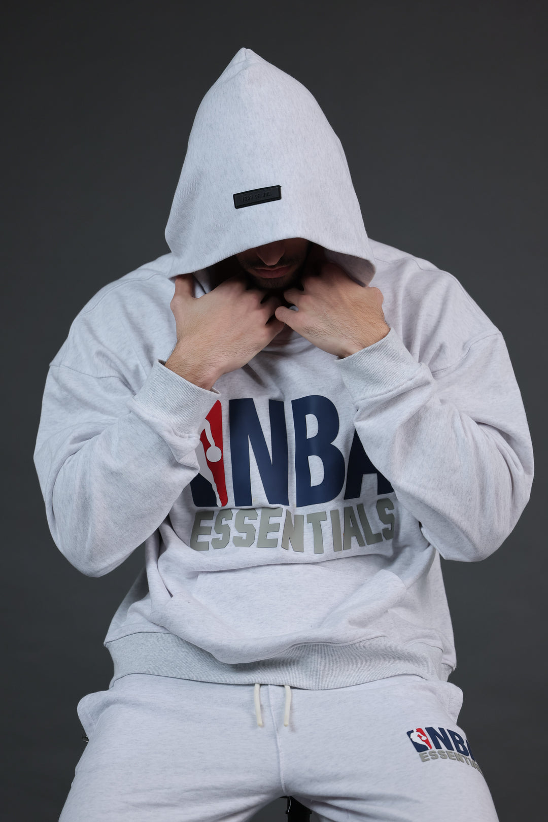 קפוצ’ון NBA Essentials – אפור בהיר Edition | HOOPERS