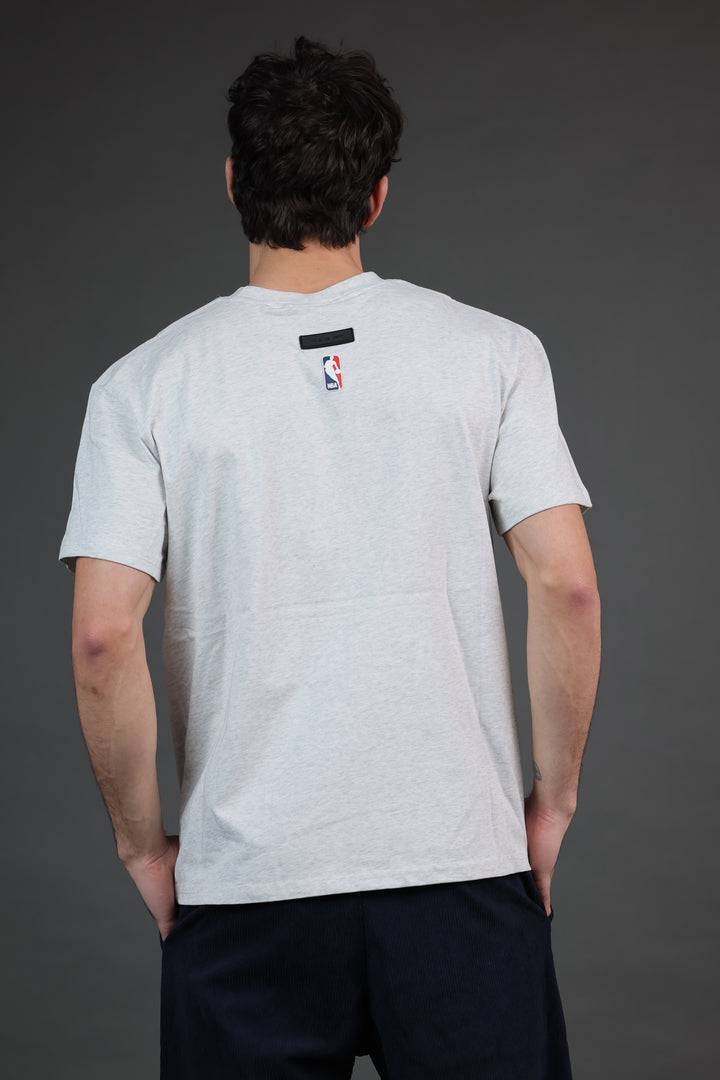 חולצת NBA Essentials – אפור 2025 | HOOPERS