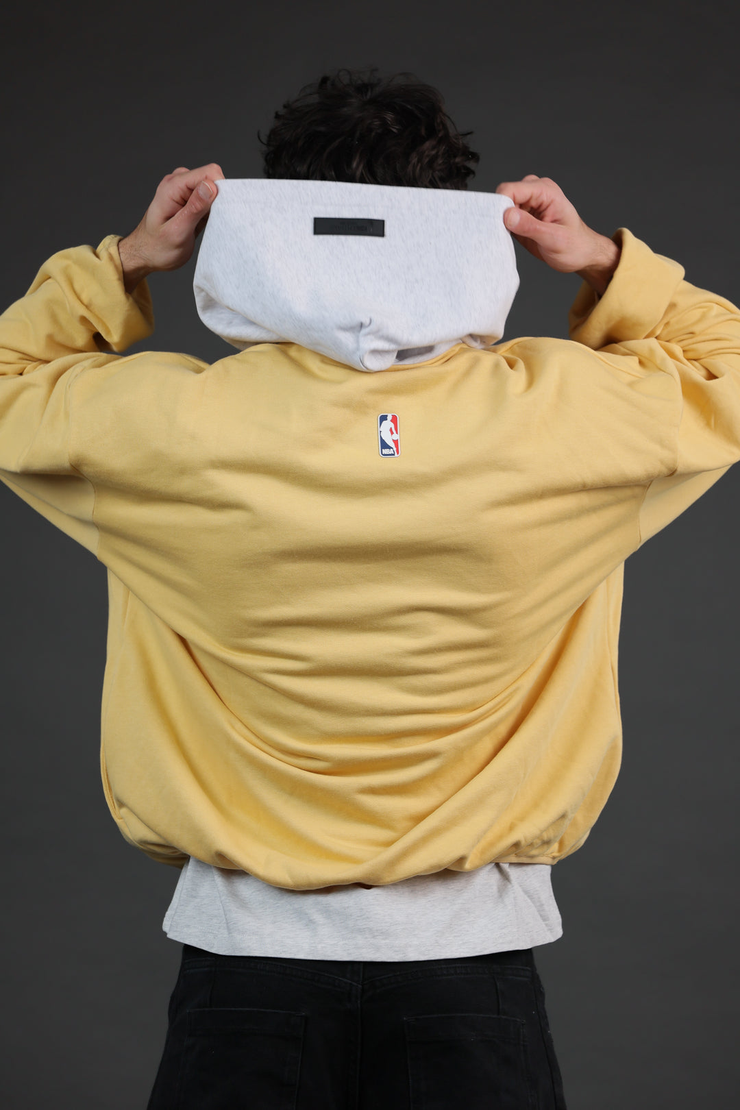 סווטשירט LAKERS ESSENTIALS צהוב | HOOPERS