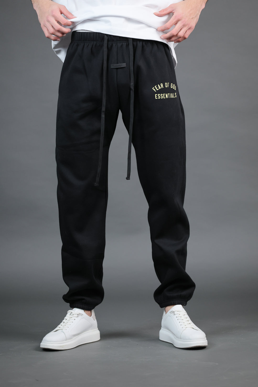 מכנסי FEAR OF GOD ESSENTIALS שחור | HOOPERS