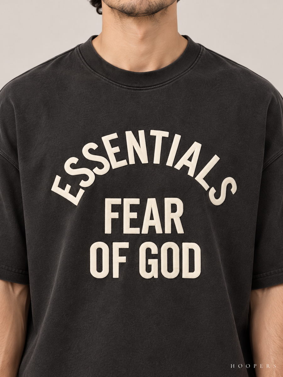 חולצת Fear of God Essentials – Arch Logo שחור דהוי | HOOPERS