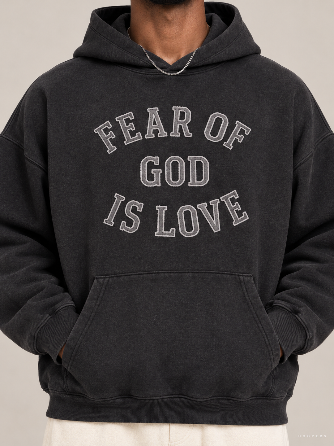 קפוצ'ון Fear of God Essentials – Is Love אפור פחם מכובס – תקריב