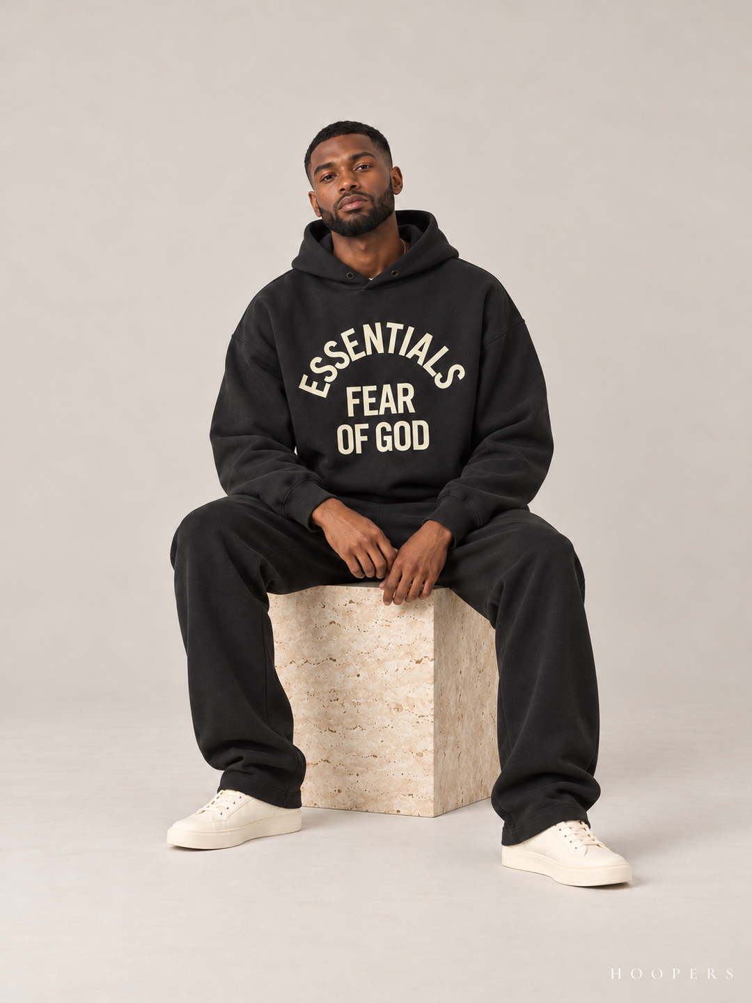קפוצ'ון Fear of God Essentials – Arch Logo שחור דהוי – סטודיו