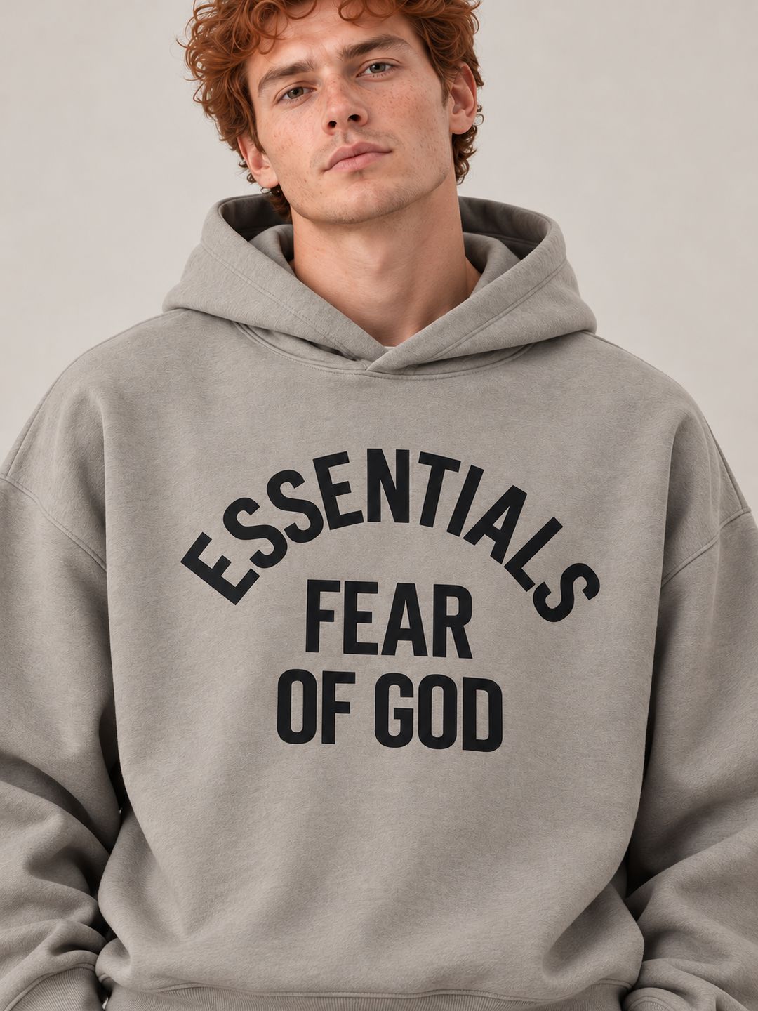 קפוצ'ון Fear of God Essentials – Arch Logo אפור – תקריב