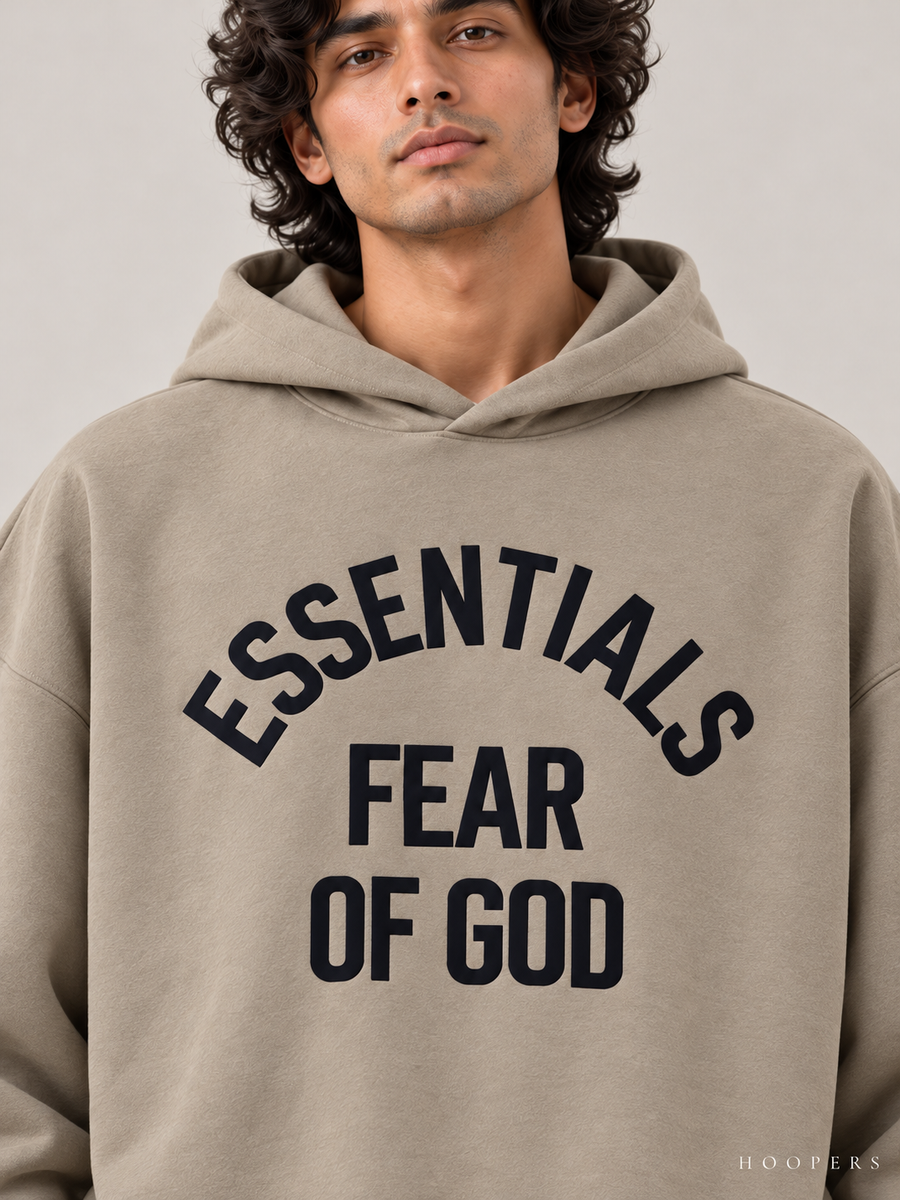 קפוצ'ון Fear of God Essentials – Arch Logo חאקי | HOOPERS