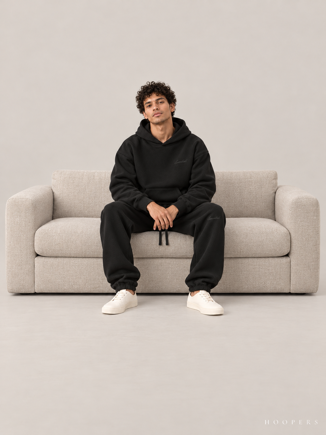 קפוצ'ון Fear of God Essentials – Script שחור – סטודיו