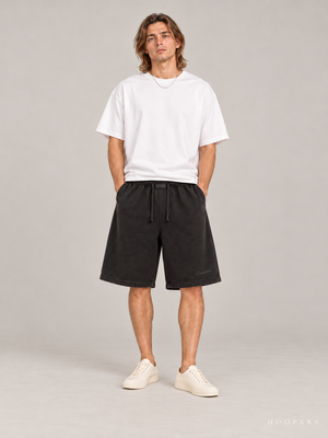 מכנס קצר Fear of God Essentials – Script שחור דהוי | HOOPERS