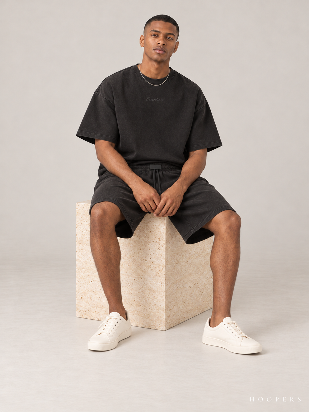 חולצת Fear of God Essentials – Script שחור דהוי | HOOPERS