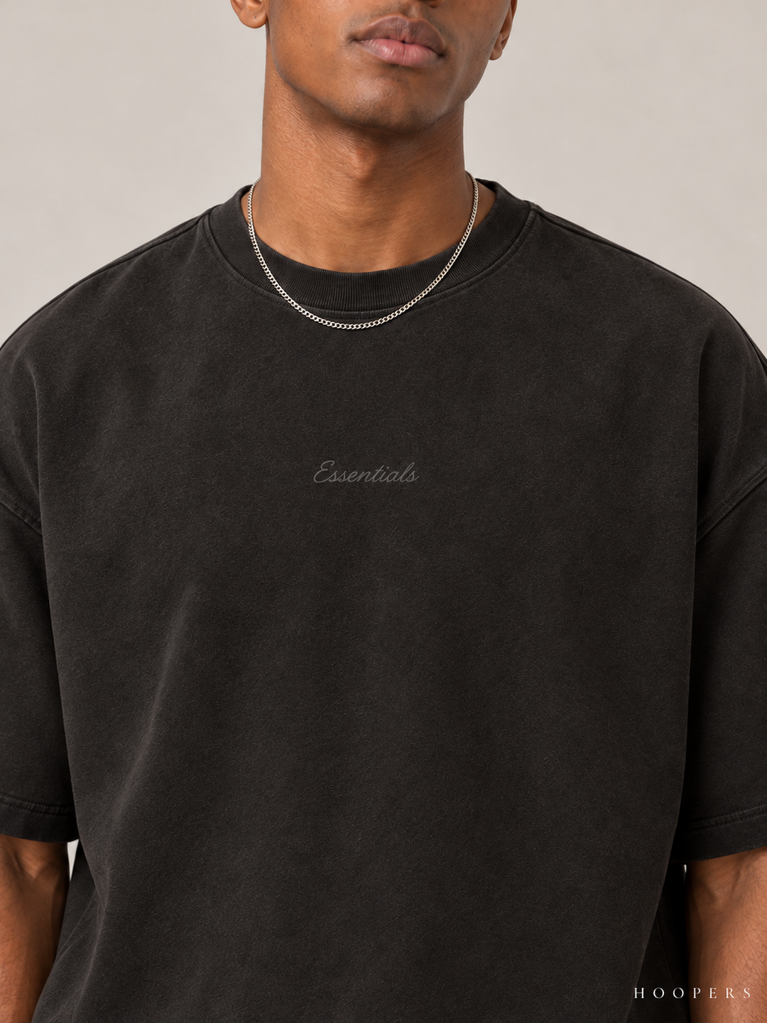 חולצת Fear of God Essentials – Script שחור דהוי – תקריב