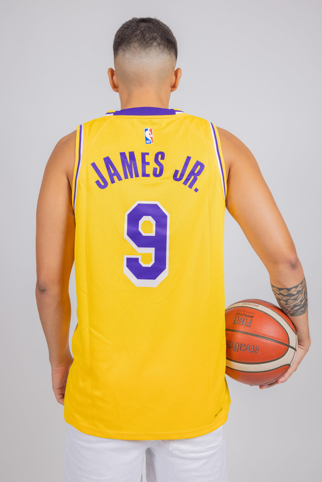 גופיית משחק צהובה ברוני ג'יימס