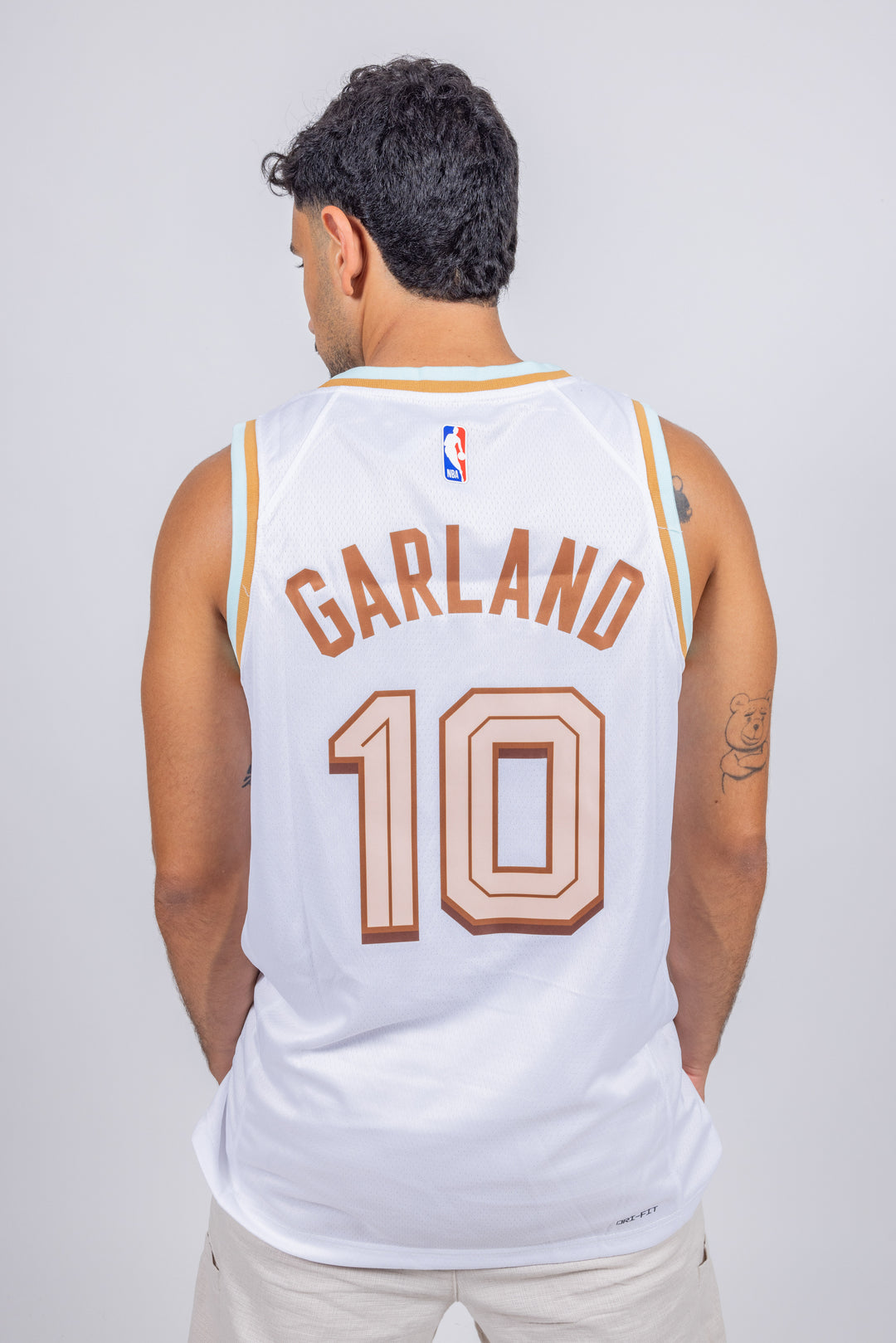 City edition גופיית משחק לבנה דריוס גרלנד