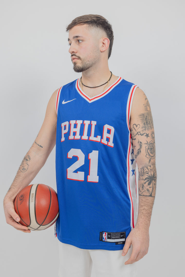 גופיית משחק כחולה ג'ואל אמביד