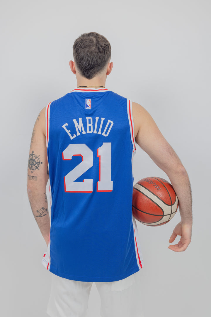 גופיית משחק כחולה ג'ואל אמביד