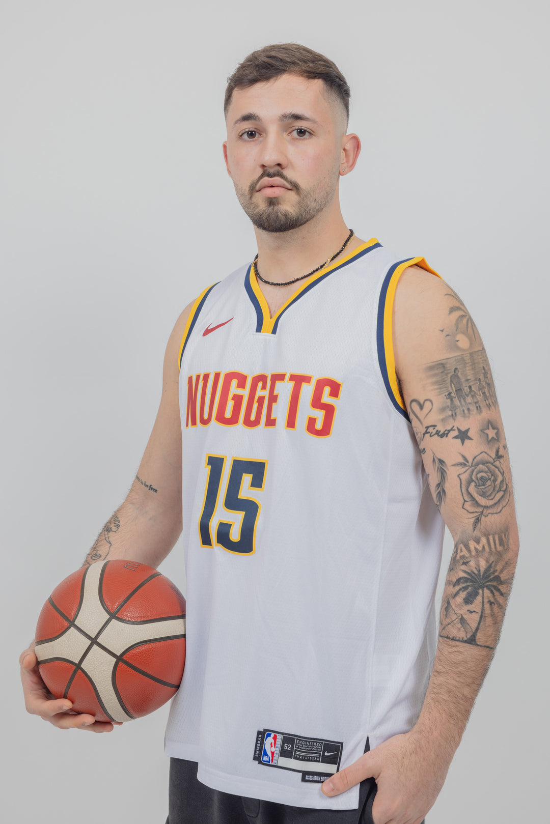 גופיית משחק לבנה ניקולה יוקיץ'