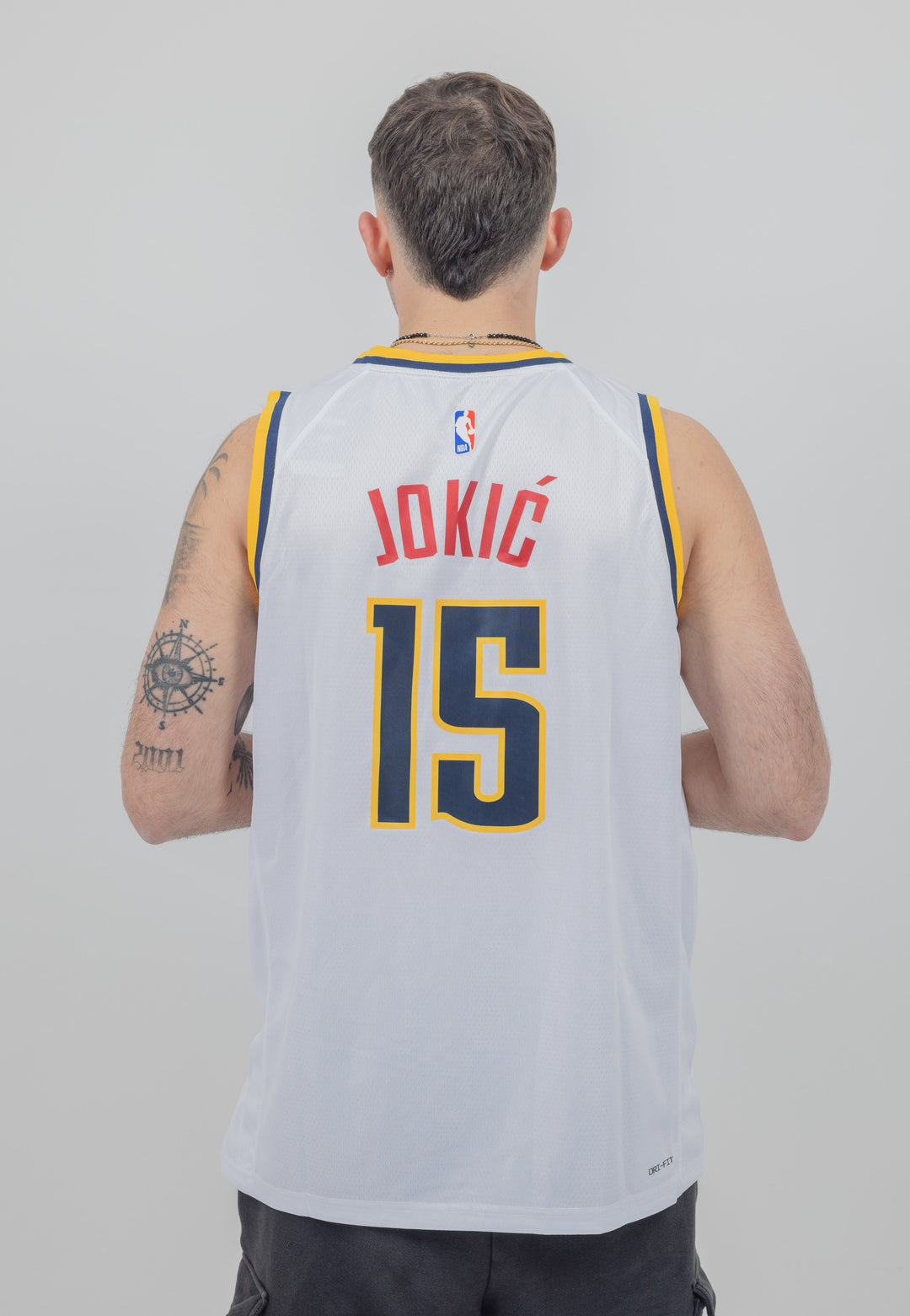 גופיית משחק לבנה ניקולה יוקיץ'