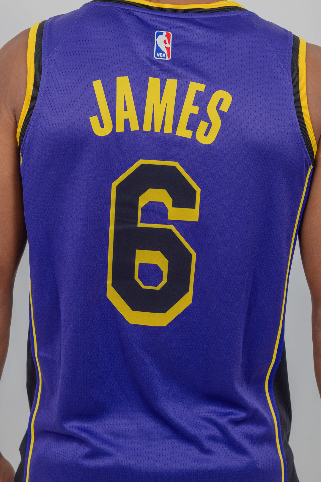 גופיית משחק סגולה לברון ג'יימס