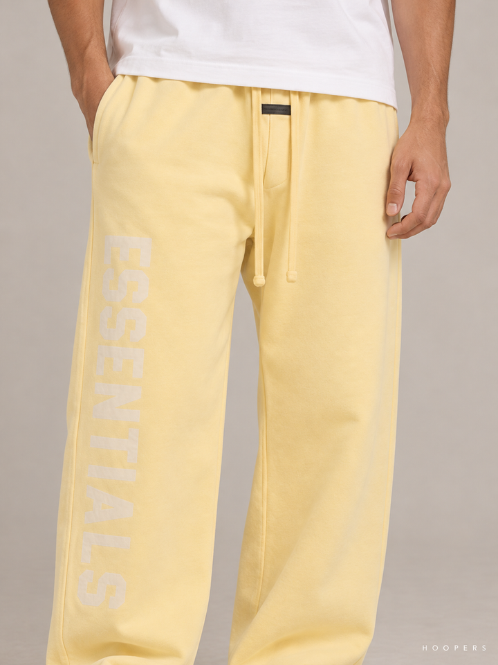 מכנס טרנינג Fear of God Essentials – Leg Logo צהוב חמאה – תקריב