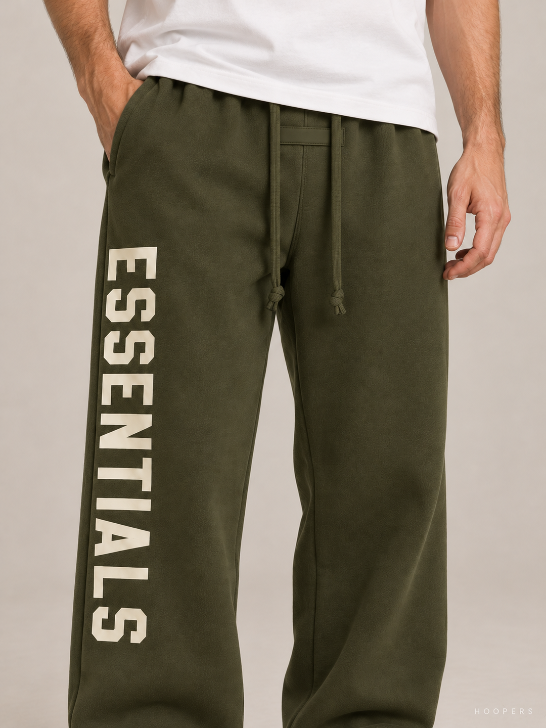 מכנס טרנינג Fear of God Essentials – Leg Logo ירוק זית – תקריב