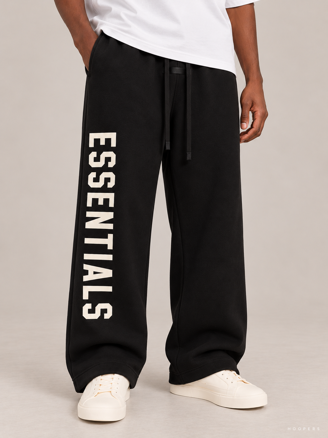 מכנס טרנינג Fear of God Essentials – Leg Logo שחור – תקריב