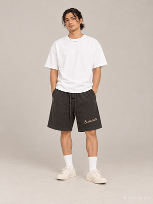 מכנס קצר Fear of God Essentials – Big Script שחור דהוי | HOOPERS