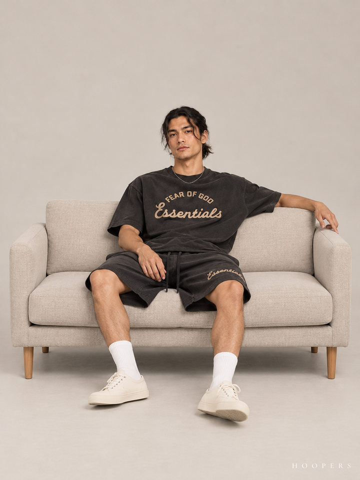 מכנס קצר Fear of God Essentials – Big Script שחור דהוי – סטודיו