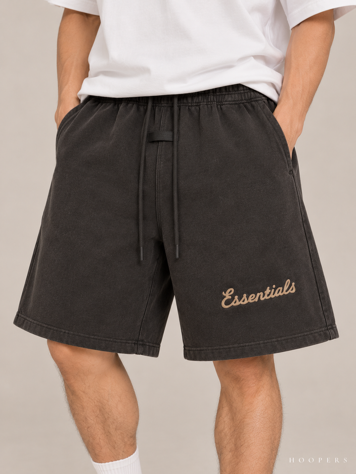 מכנס קצר Fear of God Essentials – Big Script שחור דהוי – תקריב