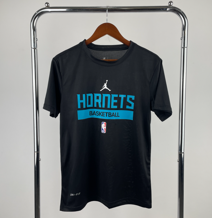 חולצת אימונים שחורה שארלוט הורנטס