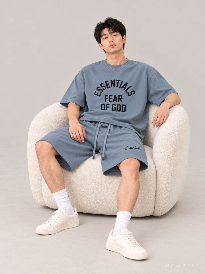 חולצת Fear of God Essentials – Arch Logo כחול אפרפר – סטודיו