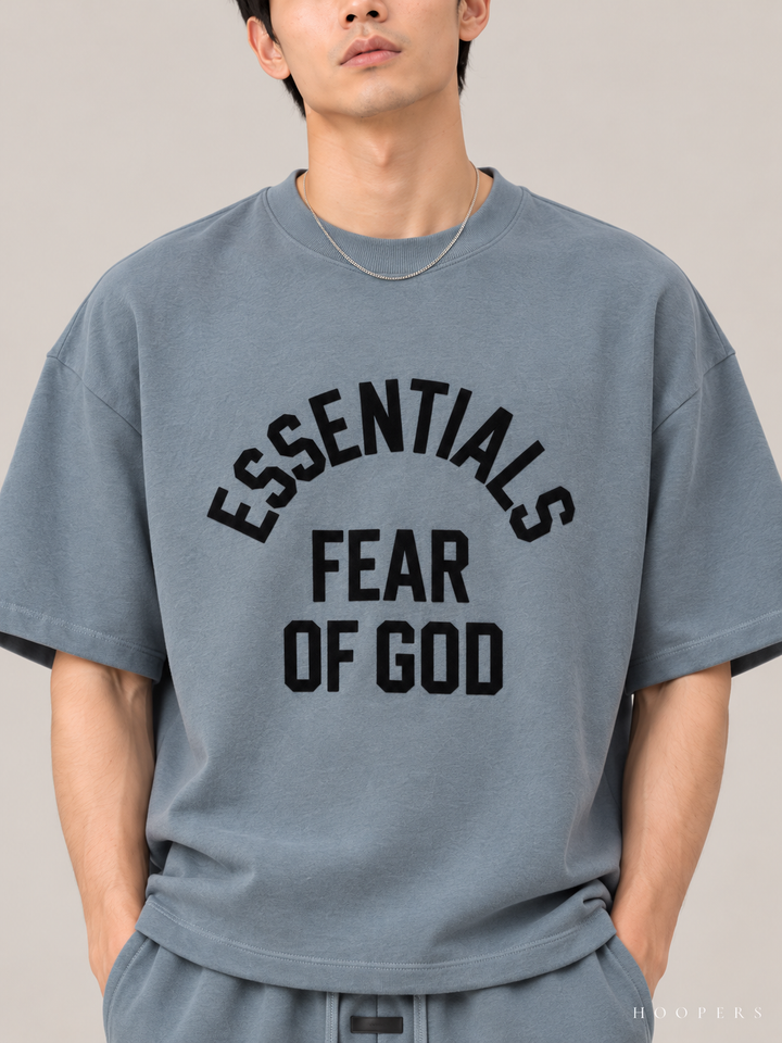 חולצת Fear of God Essentials – Arch Logo כחול אפרפר – תקריב