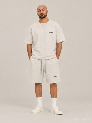 חולצת Fear of God Essentials – Script שמנת מלאנז'