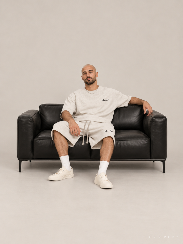 חולצת Fear of God Essentials – Script שמנת מלאנז' – סטודיו