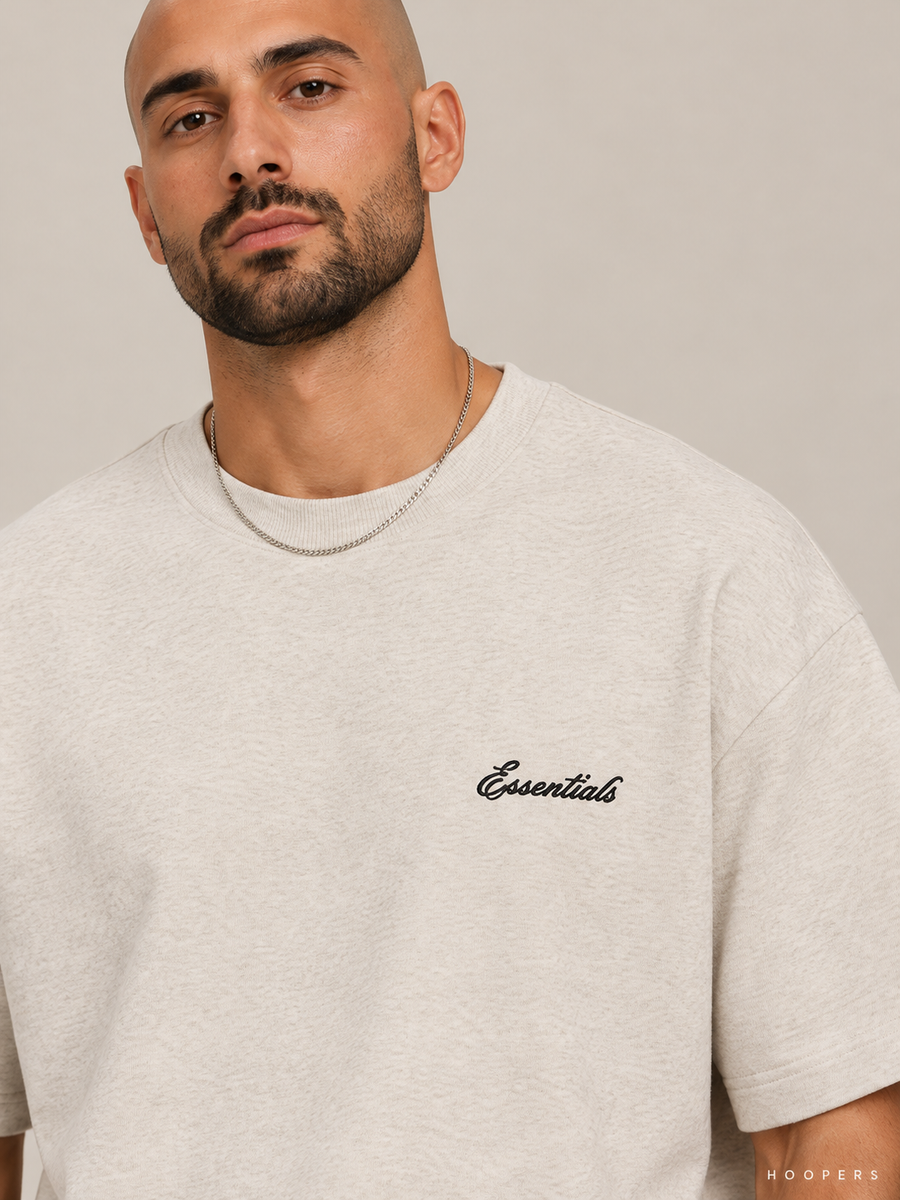 חולצת Fear of God Essentials – Script שמנת מלאנז' | HOOPERS