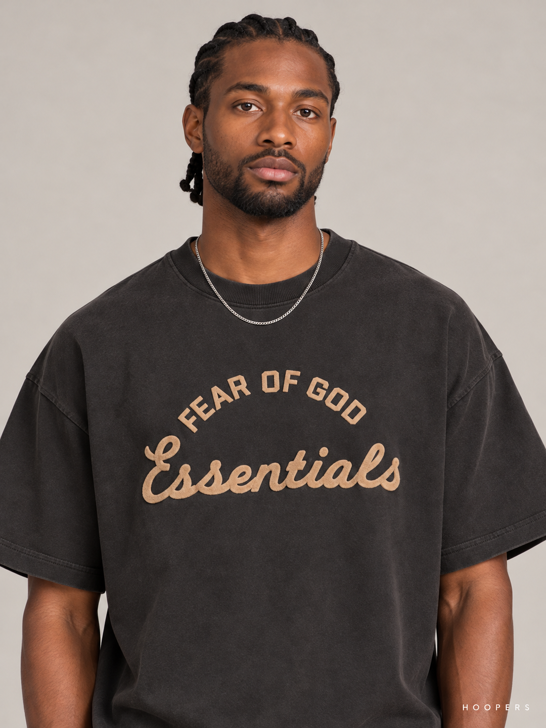 חולצת Fear of God Essentials – Big Script שחור דהוי – תקריב