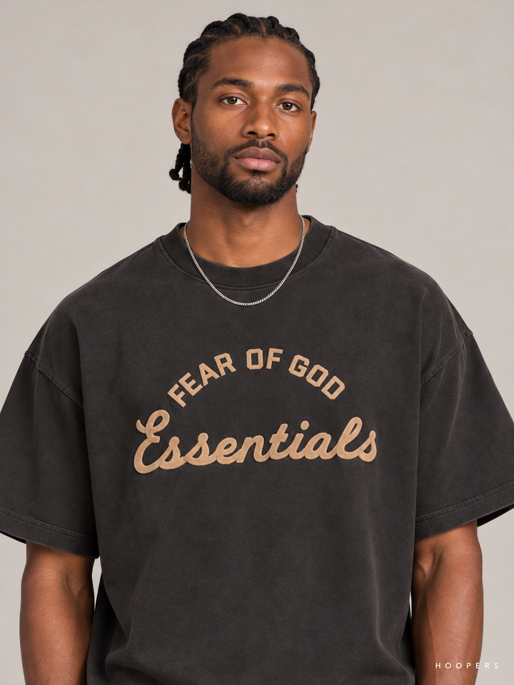 חולצת Fear of God Essentials – Big Script שחור דהוי – תקריב